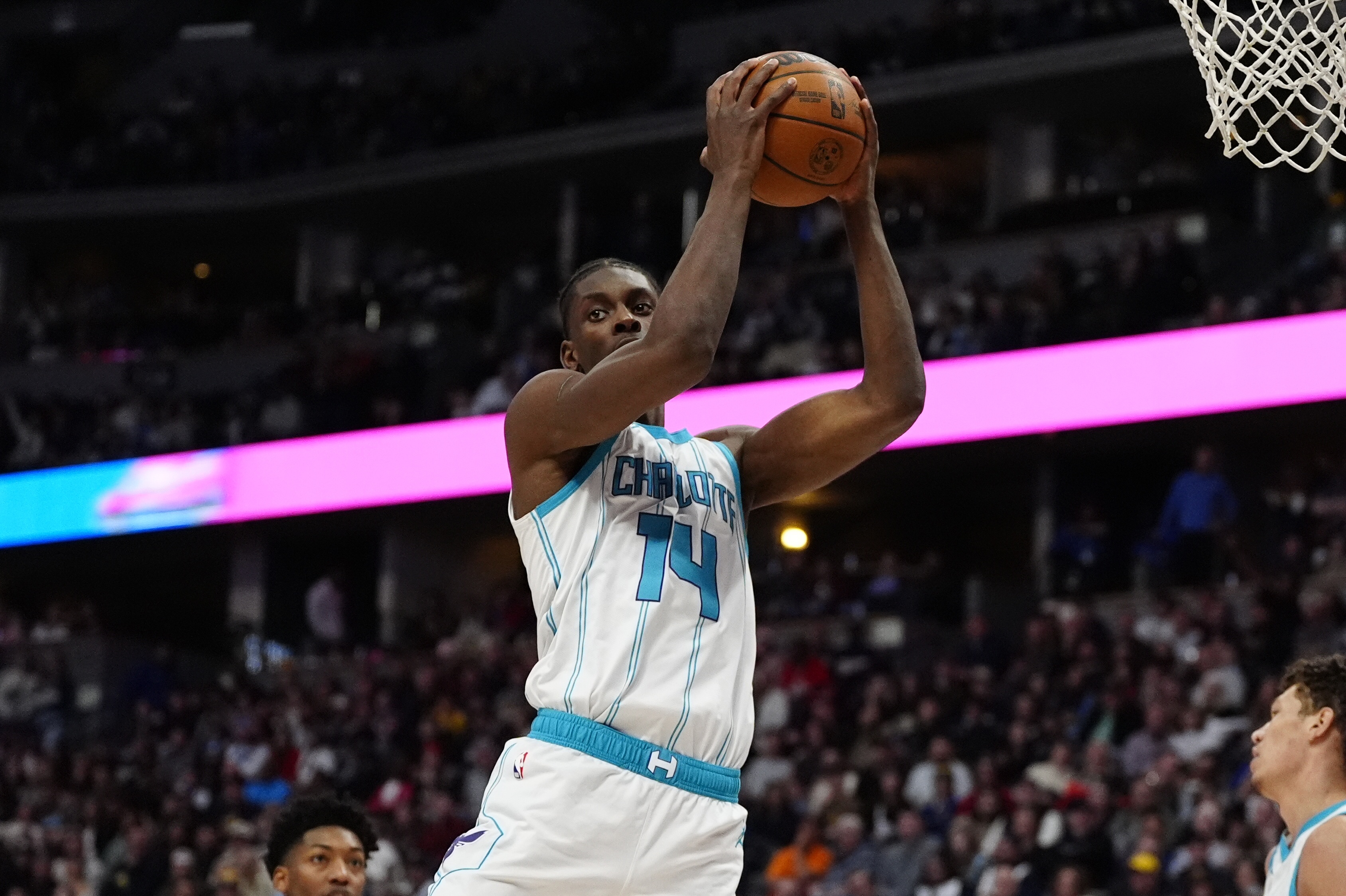 黄雀在后！米切尔速推反击上篮 迪亚巴特奋力追防送钉板大帽