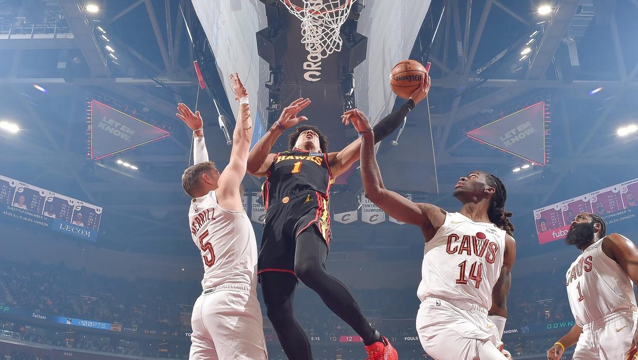 云开体育-哈登21+5+4记3分，骑士险胜老鹰！米切尔31+7创纪录，莫布里22+19