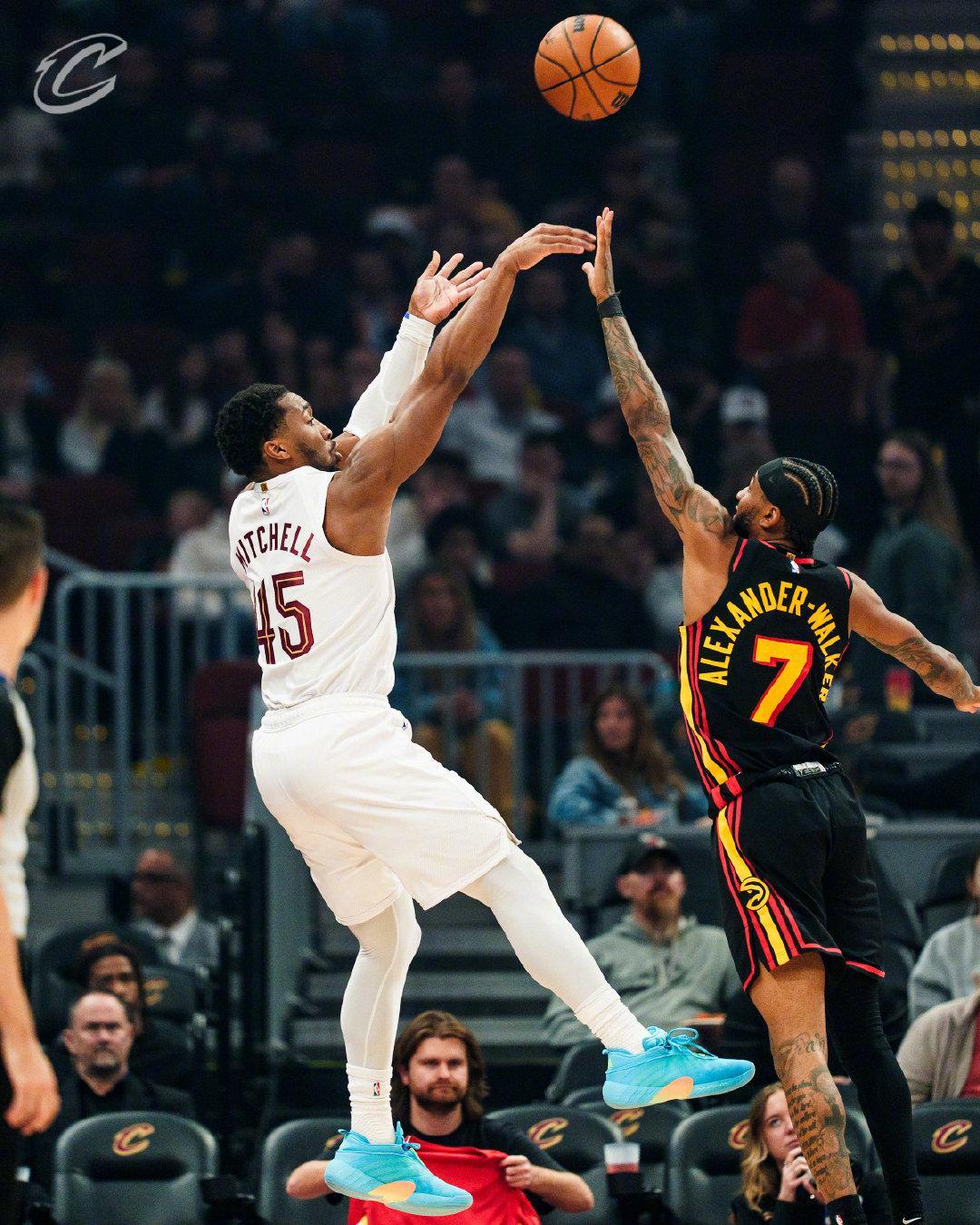 云开体育-哈登21+5+4记3分，骑士险胜老鹰！米切尔31+7创纪录，莫布里22+19