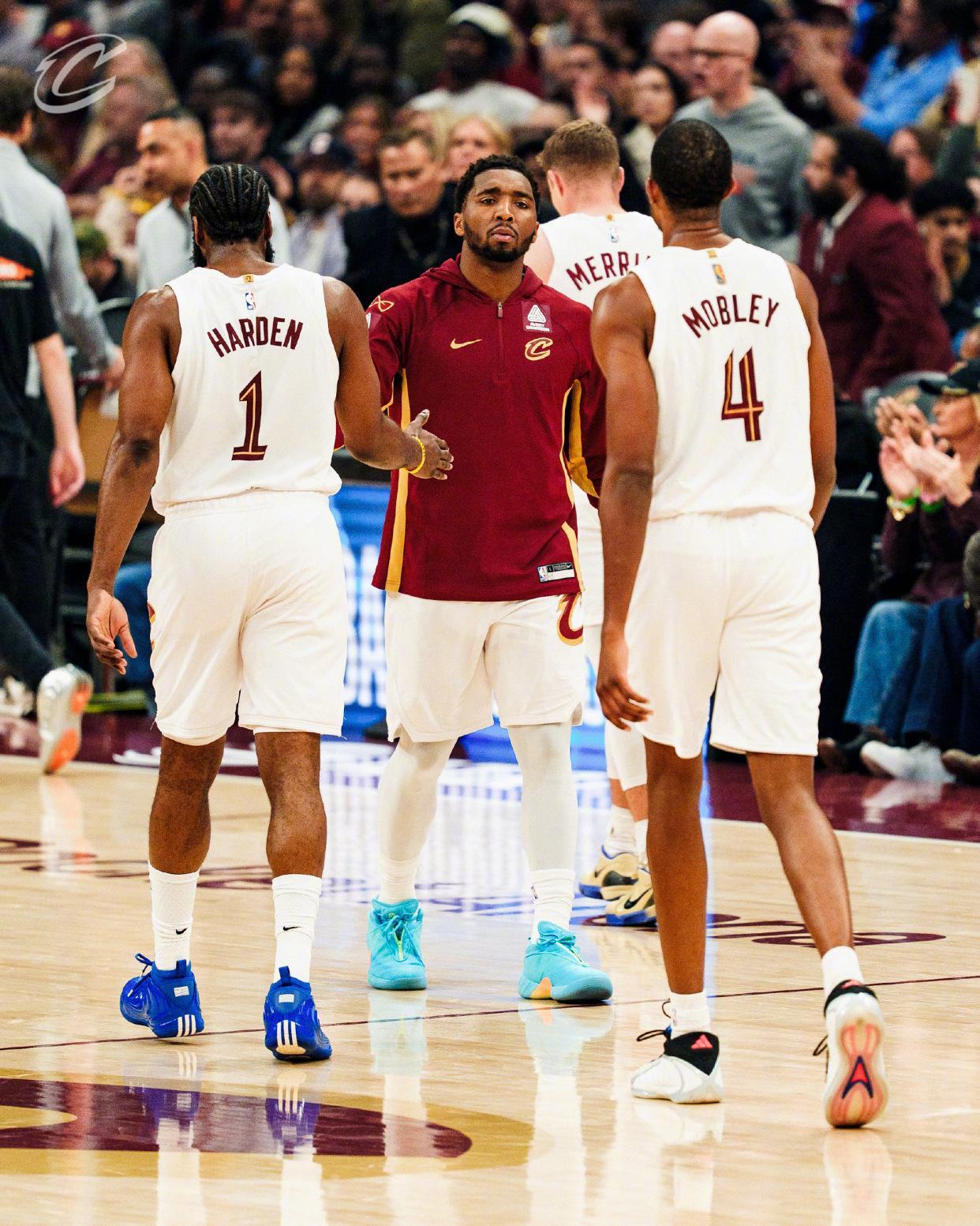 云开体育-哈登21+5+4记3分，骑士险胜老鹰！米切尔31+7创纪录，莫布里22+19