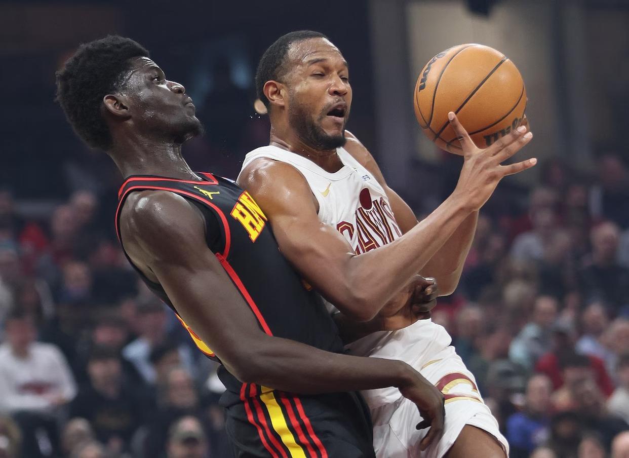 云开体育-哈登21+5+4记3分，骑士险胜老鹰！米切尔31+7创纪录，莫布里22+19